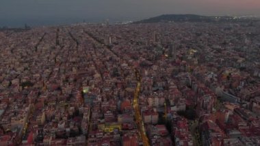 Barcelona şehrinin hava manzarası alacakaranlıkta gökyüzü, Gracia bölgesi, Katalonya, İspanya