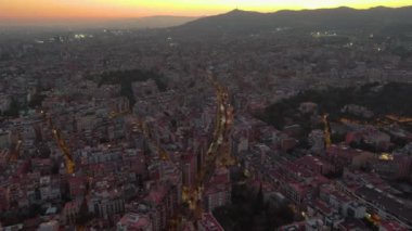 Barselona şehri alacakaranlıkta ufuk çizgisi, alacakaranlıkta Ronda del General Mitre 'nin hava manzarası, trafik, Katalonya, İspanya