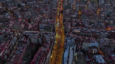 Barselona şehri alacakaranlıkta ufuk çizgisi, alacakaranlıkta Ronda del General Mitre 'nin hava manzarası, trafik, Katalonya, İspanya