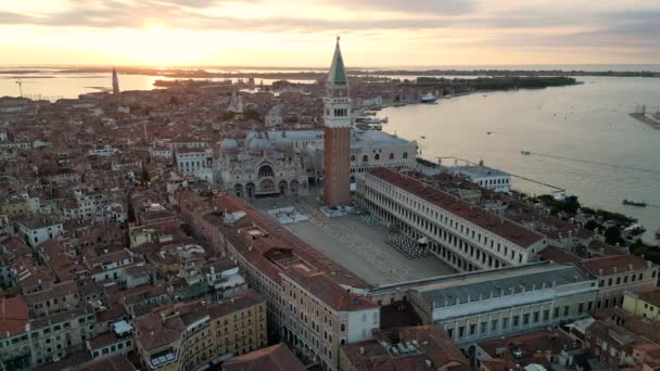 意大利威尼斯圣马可广场与多格宫 大教堂和坎帕尼莱的空中日出景观 — 图库视频影像