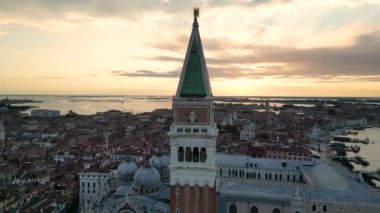 Venedik şehir silueti, Doges Sarayı, Bazilika ve Campanile İtalya 'nın St. Marks Meydanı' nın havadan görünüşü