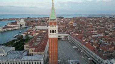 Venedik şehir silueti, Doges Sarayı, Bazilika ve Campanile İtalya 'nın St. Marks Meydanı' nın havadan görünüşü