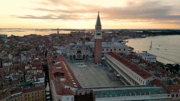 ドッグスパレス バシリカ キャンパニール ヴェネツィア イタリアのセントマークス広場の空中日の出景 — ストック動画