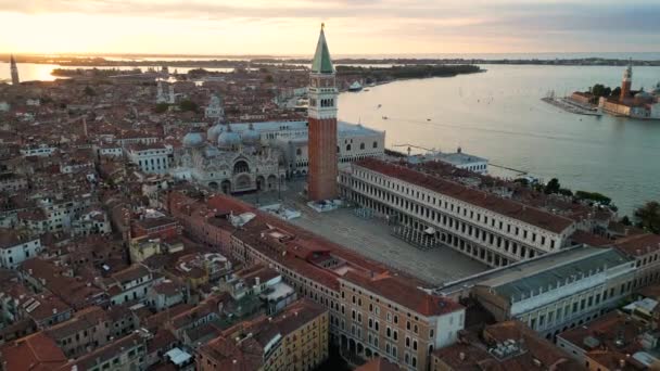 Skyline Von Venedig Luftaufnahme Des Markusplatzes Mit Dogenpalast Basilika Und — Stockvideo
