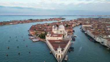 Venedik İtalya silueti, Basilica di Santa Maria della Salute ve Büyük Kanal 'ın gündoğumunda gökyüzü manzarası