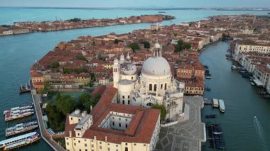 Venedik İtalya silueti, Basilica di Santa Maria della Salute ve Büyük Kanal 'ın gündoğumunda gökyüzü manzarası