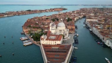 Venedik İtalya silueti, Basilica di Santa Maria della Salute ve Büyük Kanal 'ın gündoğumunda gökyüzü manzarası