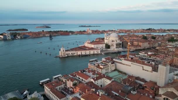 威尼斯意大利天际线 日出时圣玛利亚大教堂的空中景观 — 图库视频影像