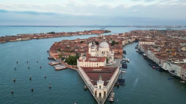 威尼斯意大利天际线 日出时圣玛丽亚大教堂和大运河的空中景观 — 图库视频影像