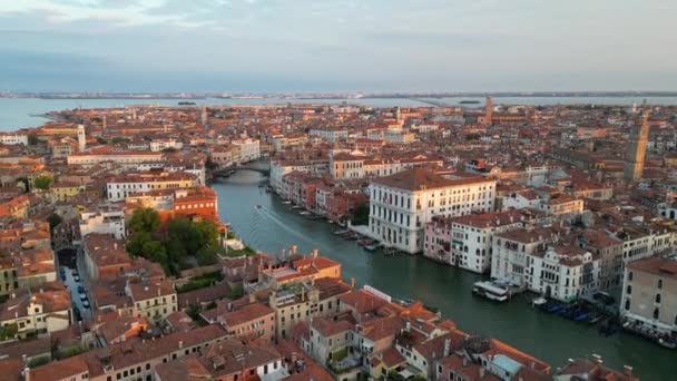意大利大运河Ponte Dellaccademia日出时威尼斯城市天际线的空中景观 — 图库视频影像