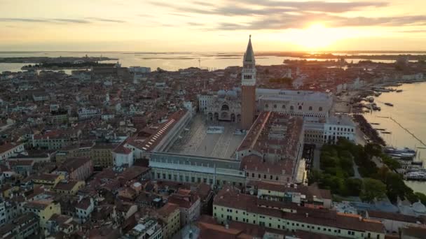 意大利威尼斯圣马可广场与多格宫 大教堂和坎帕尼莱的空中日出景观 — 图库视频影像