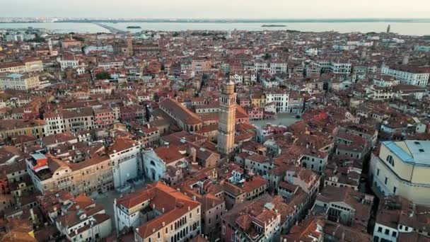 威尼斯日出天际线 意大利圣斯蒂芬钟塔和坎波圣安吉洛的空中景观 — 图库视频影像