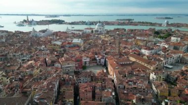 Venedik gündoğumu silüeti, Saint Stephen Bell Kulesi ve Campo SantAngelo, İtalya