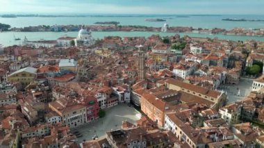 Venedik gündoğumu silüeti, Saint Stephen Bell Kulesi ve Campo SantAngelo, İtalya