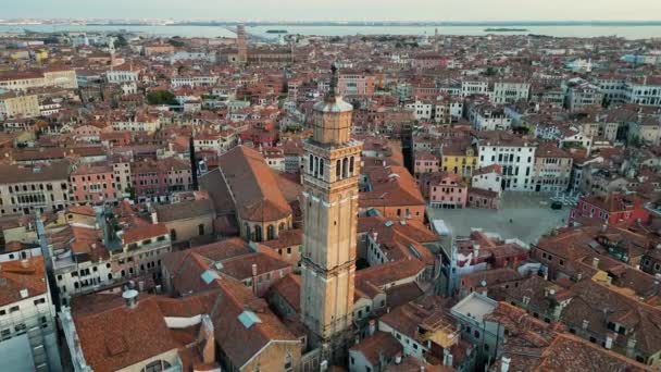 威尼斯日出天际线 意大利圣斯蒂芬钟塔和坎波圣安吉洛的空中景观 — 图库视频影像