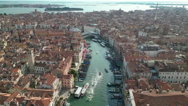 威尼斯 意大利威尼托市中心里阿尔托桥穿过大运河的空中景观 — 图库视频影像