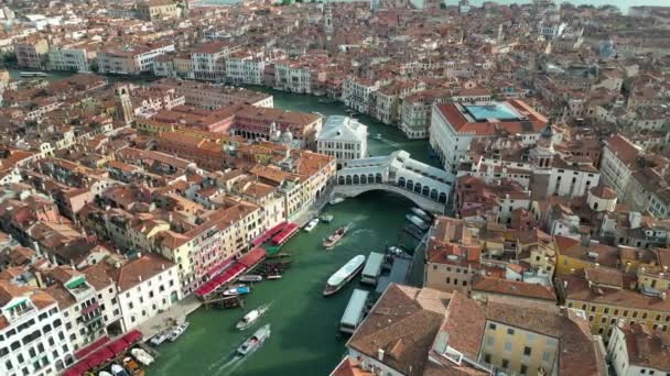 ヴェネツィア ヴェネツィアのダウンタウン ヴェネト イタリアのグランド運河を横断するリアルト橋の空中ビュー — ストック動画
