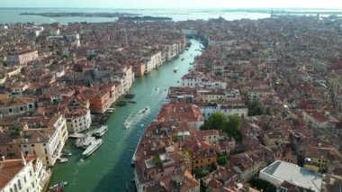 Venedik, Rialto köprüsünün Venedik şehir merkezindeki Büyük Kanalı geçişi, Venedik, İtalya