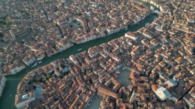 Venedik İtalya silueti, Rialto Köprüsü 'nün havadan görünüşü Venedik, Veneto, İtalya' daki Büyük Kanal 'ı geçiyor.