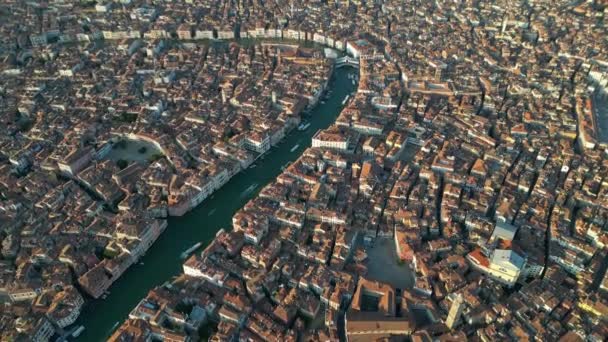 Vista Aérea Del Puente Rialto Cruzando Gran Canal Centro Venecia — Vídeos de Stock