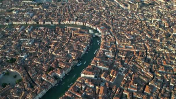 ヴェネツィア イタリアのスカイライン ヴェネツィアのダウンタウン ヴェネト イタリアのグランドキャナルを渡るリアルト橋の空中ビュー — ストック動画