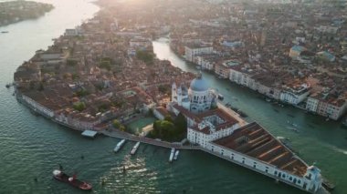 Venedik şehir silueti, Basilica di Santa Maria della Salute ve Grand Canal 'ın hava manzarası, üçgen şekilli mimari, Venedik lagünü, İtalya