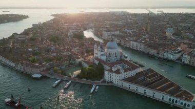 Venedik şehir silueti, Basilica di Santa Maria della Salute ve Grand Canal 'ın hava manzarası, üçgen şekilli mimari, Venedik lagünü, İtalya