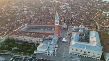 Venedik şehir silueti, Doges Palace, Basilica ve Campanile ile St. Marks Meydanı 'nın havadan görünüşü, Venedik Lagünü, İtalya