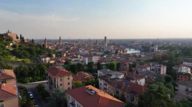 Verona İtalya ufuk çizgisi, tarihi şehir merkezinin hava manzarası, Adige nehri üzerindeki Ponte Pietra köprüsü, Katedral, Duomo, kırmızı kiremitli çatılar, Veneto Bölgesi