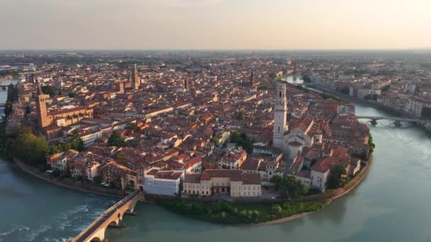 维罗纳意大利天际线 历史市中心的空中景观 横跨阿迪吉河的皮特拉桥 主教座堂 红色瓦砾屋顶 威尼托地区 — 图库视频影像