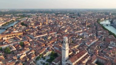 Duomo di Verona, Cattedrale di Santa Maria Matricolare, şehir silueti, tarihi şehir merkezi, kırmızı kiremitli çatılar, Veneto Bölgesi, İtalya
