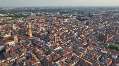 Verona şehir silueti, Piazza delle Erbe 'nin hava manzarası, Torre dei Lamberti, tarihi şehir merkezi, şehir silueti, Katedral, Veneto Bölgesi, İtalya