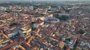 Verona Arena 'nın havadan görünüşü, tarihi şehir merkezinde iyi korunmuş Roma amfitiyatrosu, İtalya yukarıdan, Avrupa