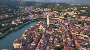 Yukarıdan Verona, Duomo di Verona, Cattedrale di Santa Maria Matricolare, Şehir Merkezi, ve Kızıl Çatılar, Veneto, İtalya