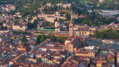 Santa Anastasia, İtalya 'nın Basilica di Santa Anastasia Hava Perspektifi Verona Üzerine Altın Saat