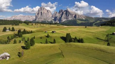 Seiser Alm Platosu 'ndaki Dolomitler' deki kır evleri yaz güneşli bir gün Sassopiatto dağları Trentino Alto Adige Sud Tyrol, İtalya, Avrupa