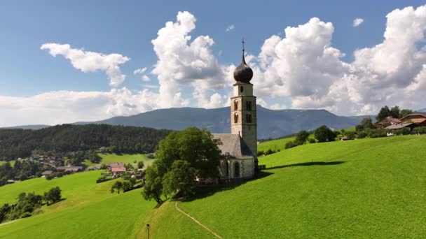 Increíble Paisaje Natural Los Alpes Italianos Maravillosa Vista Verano Iglesia — Vídeos de Stock