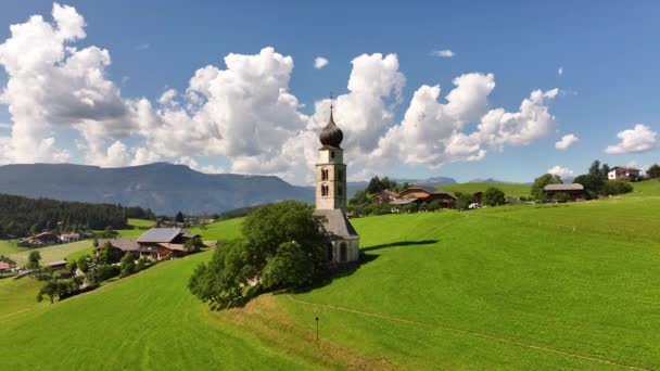 Increíble Paisaje Natural Los Alpes Italianos Maravillosa Vista Verano Iglesia — Vídeos de Stock