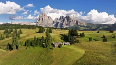 Alpe di Siusi veya Seiser Alm, Dolomites Alps, Sassolungo ve Sassopiatto dağları, Trentino Alto Adige Sud Tyrol, İtalya, Avrupa