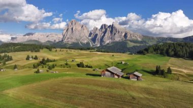 Alpe di Siusi veya Seiser Alm, Dolomites Alps, Sassolungo ve Sassopiatto dağları, Trentino Alto Adige Sud Tyrol, İtalya, Avrupa