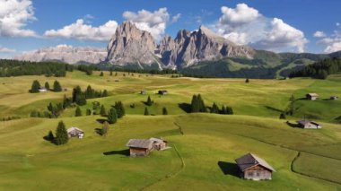 Alpe di Siusi veya Seiser Alm, Dolomites Alps, Sassolungo ve Sassopiatto dağları, Trentino Alto Adige Sud Tyrol, İtalya, Avrupa