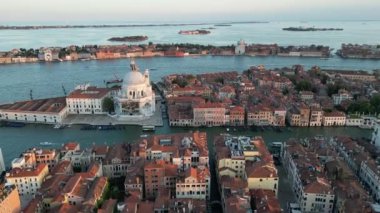 Venedik İtalya silueti, Basilica di Santa Maria della Salute ve Büyük Kanal 'ın gündoğumunda gökyüzü manzarası