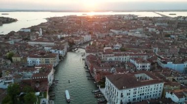 Venedik şehrinin hava manzarası gün doğumunda yükselişte, Ponte dellAccademia, İtalya