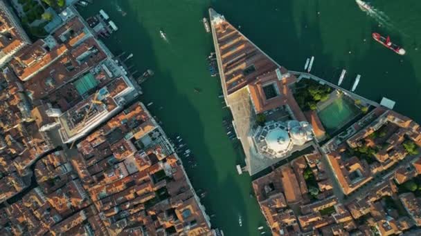 威尼斯城市天际线 圣玛丽亚大教堂和大运河的空中景观 三角形建筑 意大利威尼斯泻湖 — 图库视频影像
