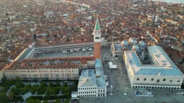 Venedik şehrinin ufuk çizgisinin havadan görüntüsü, St. Marks Meydanı Doges Sarayı, Bazilika ve Campanile, İtalya