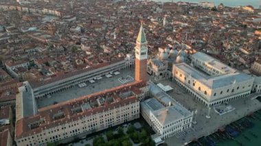 Venedik şehrinin ufuk çizgisinin havadan görüntüsü, St. Marks Meydanı Doges Sarayı, Bazilika ve Campanile, İtalya