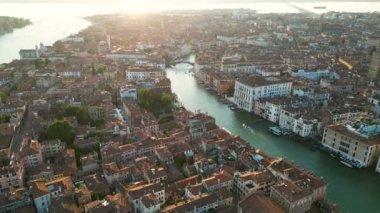 Venedik şehrinin hava manzarası gün doğumunda yükselişte, Ponte dellAccademia, İtalya