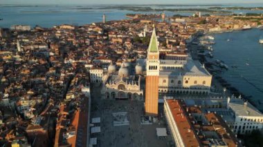 Venedik şehir silueti, Doges Palace, Basilica ve Campanile ile St. Marks Meydanı 'nın havadan görünüşü, Venedik Lagünü, İtalya
