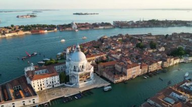 Venedik İtalya silueti, Basilica di Santa Maria della Salute ve Büyük Kanal 'ın gündoğumunda gökyüzü manzarası