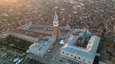 Venedik şehir silueti, Doges Palace, Basilica ve Campanile ile St. Marks Meydanı 'nın havadan görünüşü, Venedik Lagünü, İtalya